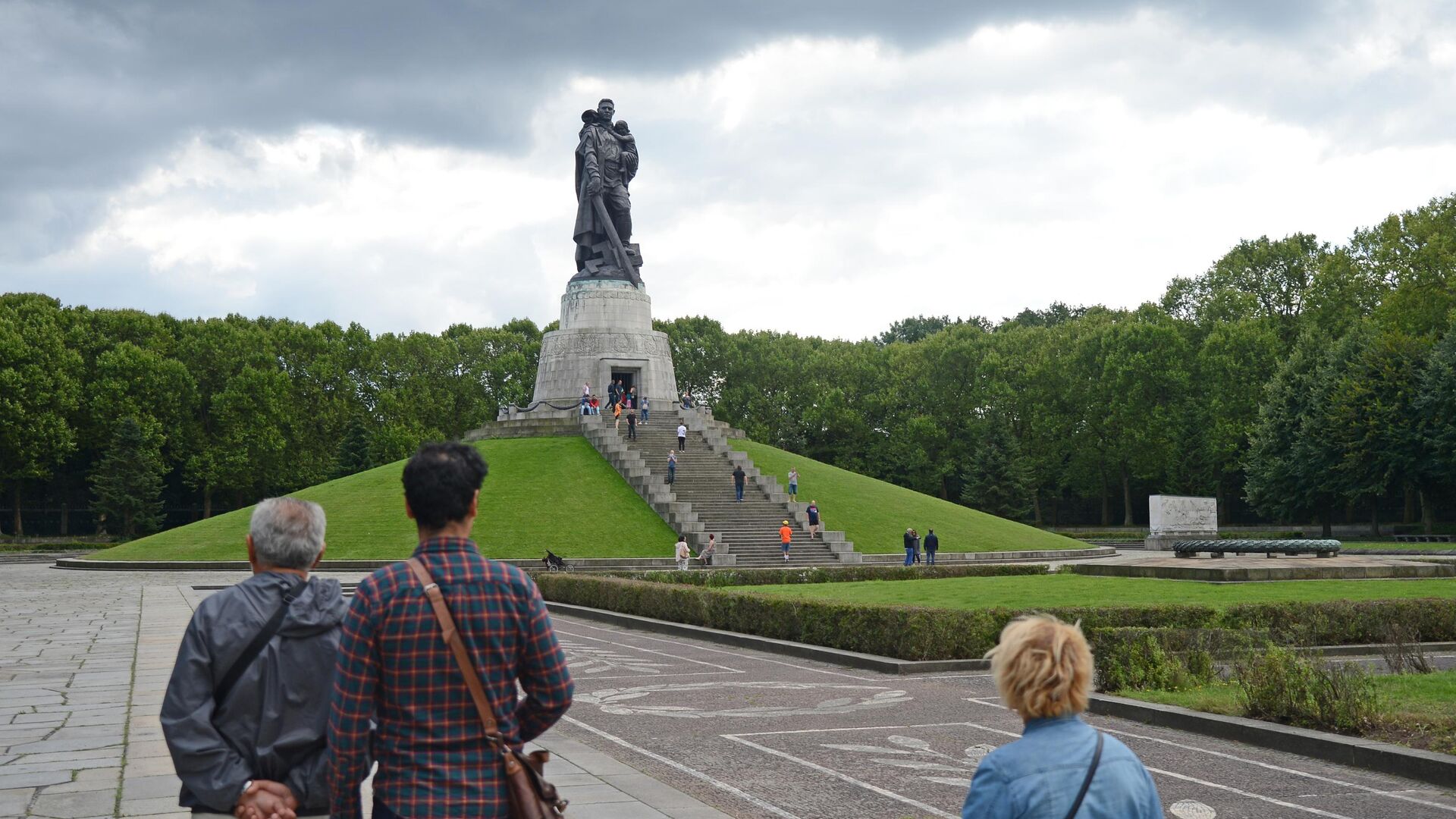 Мемориал в Трептов-парке в Берлине - РИА Новости, 1920, 18.04.2022