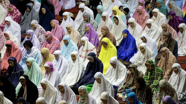 Мусульмане совершают вечернюю молитву под названием таравих накануне Рамадана в Джакарте, Индонезия