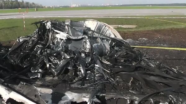 Сгоревшие фрагменты самолета компании Аэрофлот Sukhoi Superjet-100 на летном поле в аэропорту Шереметьево