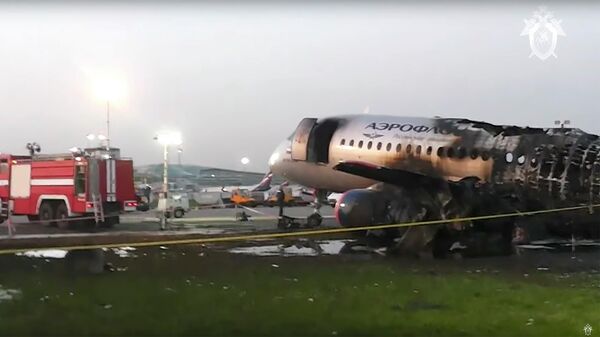 Хвостовая часть самолета SSJ-100, совершившего в понедельник жесткую посадку в московском аэропорту Шереметьево