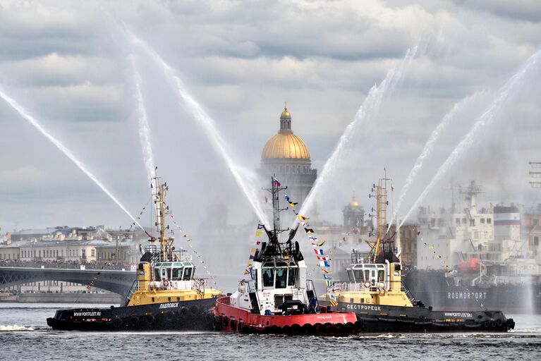 Морское шоу Танец Буксиров во время VI фестиваля ледоколов в Санкт-Петербурге