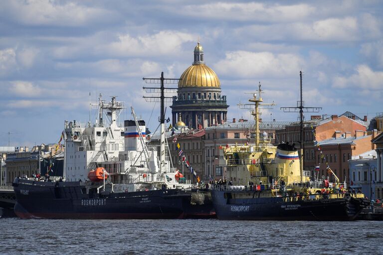 Ледокол Мудьюг и ледокол Иван Крузенштерн (слева направо) во время VI фестиваля ледоколов в  Санкт-Петербурге