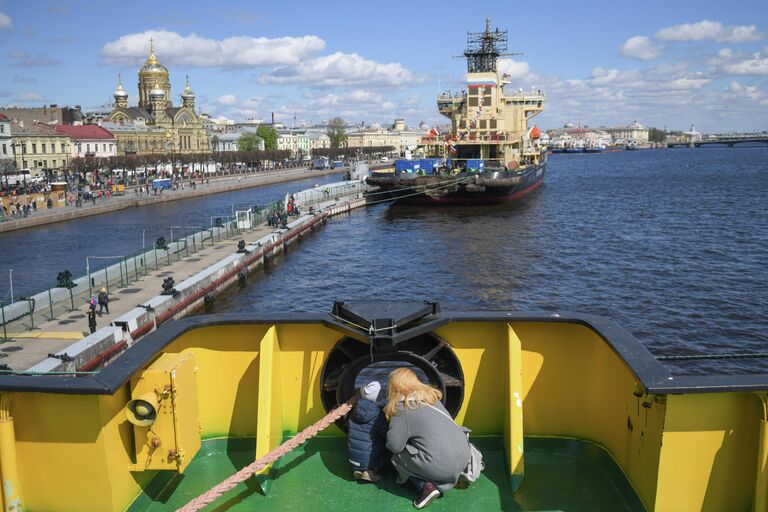 Посетители экскурсии на ледоколе Капитан Сорокин во время VI фестиваля ледоколов в Санкт-Петербурге