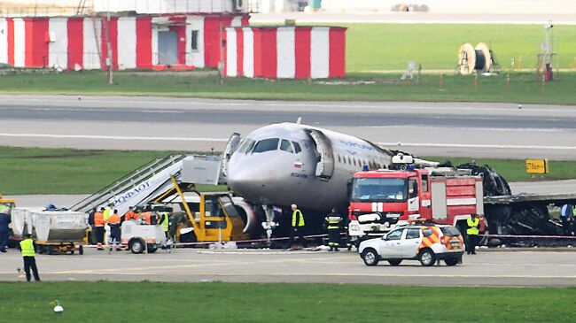 Обгоревший фюзеляж самолета компании Аэрофлот Sukhoi Superjet-100 на летном поле в аэропорту Шереметьево