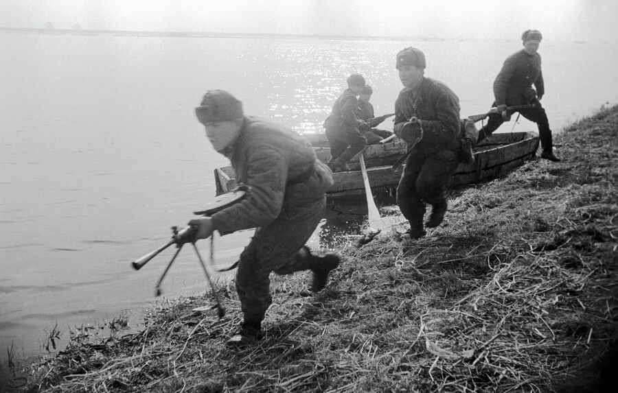 Советские солдаты высаживаются на западный берег реки Одер. 1-й Белорусский фронт
