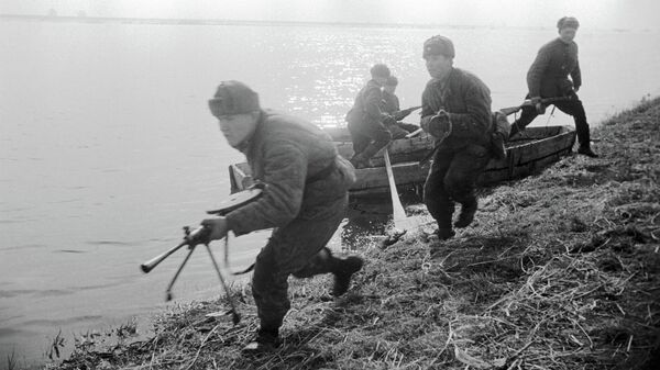 Советские солдаты высаживаются на западный берег реки Одер. 1-й Белорусский фронт
