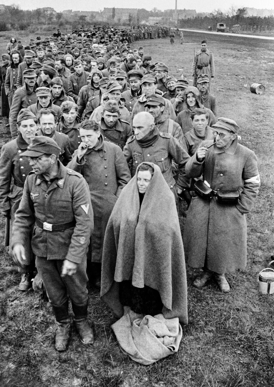 Пленные немецкие солдаты и офицеры, конвоируемые советскими бойцами