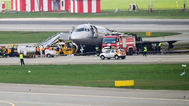 Обгоревший фюзеляж самолета компании Аэрофлот Sukhoi Superjet-100 на летном поле в аэропорту Шереметьево