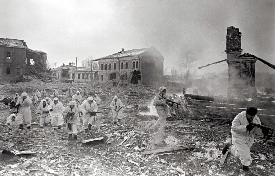 Советские разведчики входят в город Юхнов. Западный фронт
