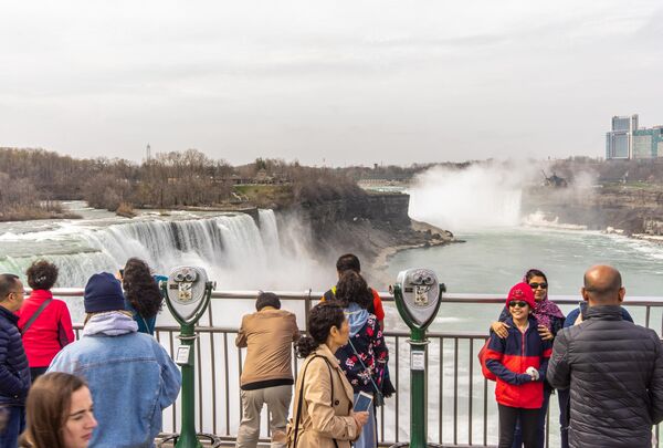 Туристы на смотровой площадке Государственного парка Ниагарского водопада в штате Нью Йорк, США
