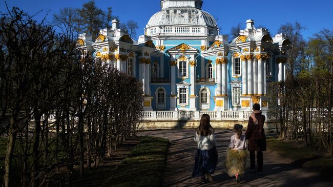 Посетители у павильона “Эрмитаж”  в Екатерининском парке музея-заповедника Царское село