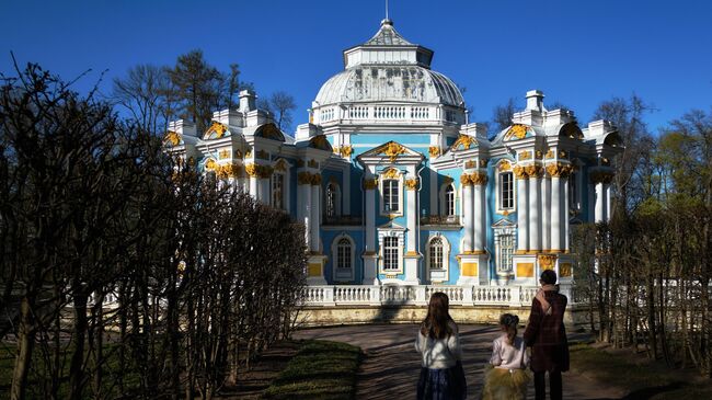 Посетители у павильона “Эрмитаж”  в Екатерининском парке музея-заповедника Царское село