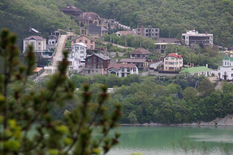 Село Абрау-Дюрсо на берегу озера Абрау в Краснодарском крае