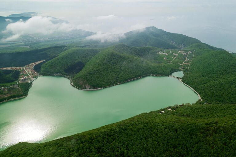 Озеро Абрау и село Абрау-Дюрсо в Краснодарском крае