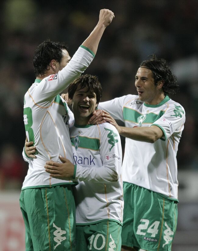 Футболисты Вердера Угу Алмейда, Диего и Клаудио Писарро (слева направо) празднуют гол первого в ворота Кельна