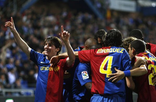 Лионель Месси (слева) с партнерами по Барселоне празднует гол в ворота Рекреативо