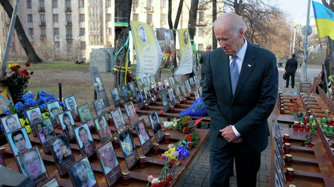 Вице-президент США Джо Байден у мемориала Небесной сотни в Киеве. 7 декабря 2015 года 