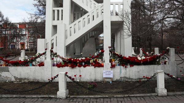 Цветы в память о погибших на борту самолета Sukhoi Superjet 100 в Мурманске