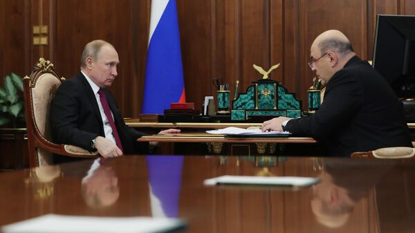 Президент РФ Владимир Путин и руководитель Федеральной налоговой службы Михаил Мишустин во время встречи