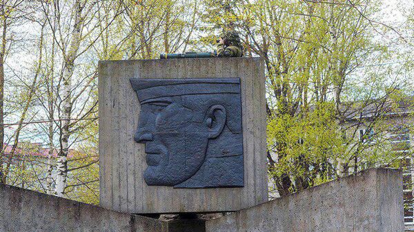 В Эстонии солдат НАТО с оружием залез на памятник павшим советским воинам