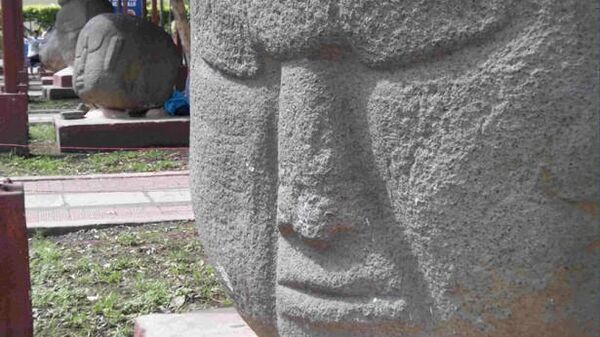 Гигантские каменные головы в Ла-Демокрасия в Гватемале