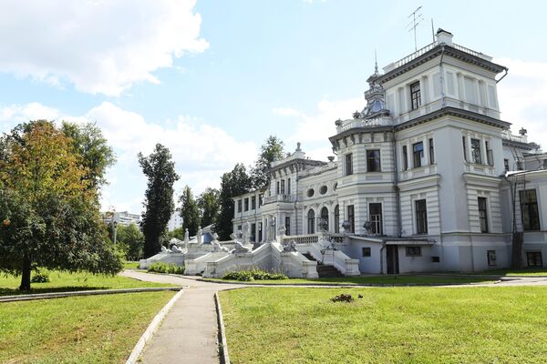 Здание усадьбы Грачевка в Грачевском парке в Москве