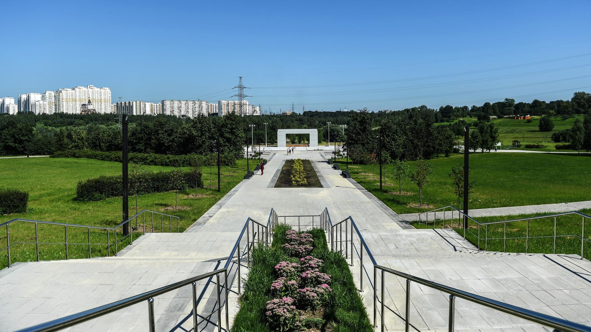 Главная площадь в ландшафтном парке Митино после комплексного благоустройства - РИА Новости, 1920, 07.05.2019