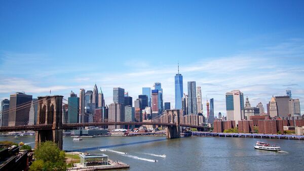 Вид на Бруклинский мост соединяющий районы Нью-Йорка Манхэттен и Бруклин