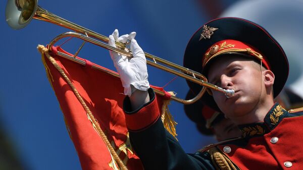 Военнослужащий парадного расчета на генеральной репетиции военного парада на Красной площади