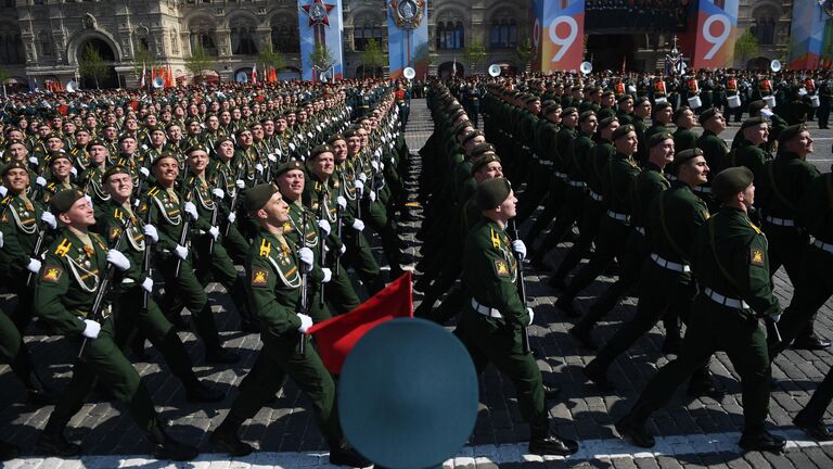 Курсанты военной академии ракетных войск стратегического назначения имени Петра Великого на генеральной репетиции военного парада на Красной площади