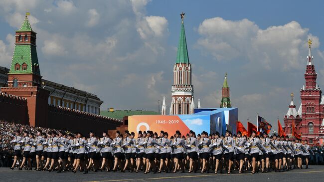 Девушки-курсанты Московского университета Министерства внутренних дел РФ имени В. Я. Кикотя на генеральной репетиции военного парада на Красной площади