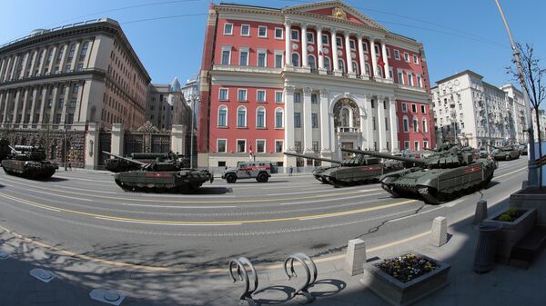 Танки Т-72Б3 перед началом генеральной репетиции военного парада на Красной площади