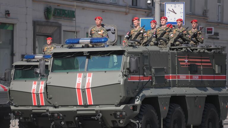 Военнослужащие в бронеавтомобиле Тайфун-К перед началом генеральной репетиции военного парада на Красной площади