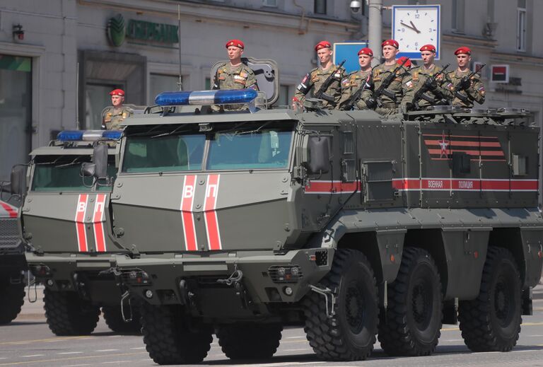 Военнослужащие в бронеавтомобиле Тайфун-К перед началом генеральной репетиции военного парада на Красной площади