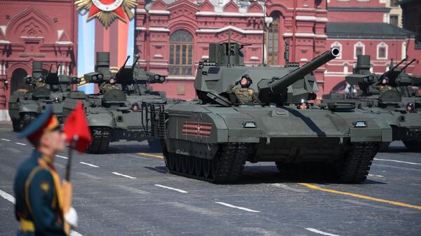 Танк Т-14 Армата и боевые машины поддержки танков (БМПТ) Терминатор на генеральной репетиции военного парада на Красной площади