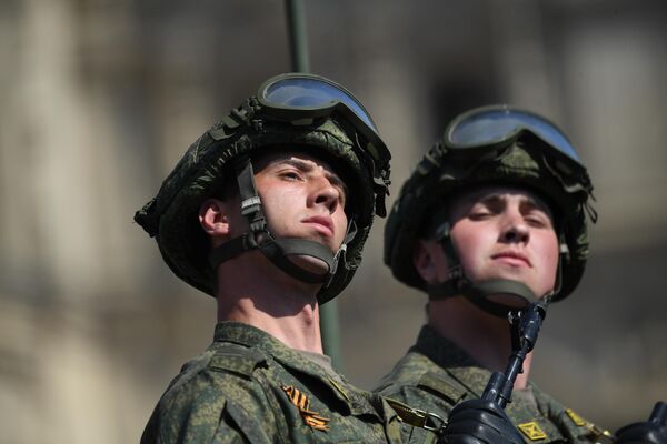 Военнослужащие на генеральной репетиции военного парада на Красной площади
