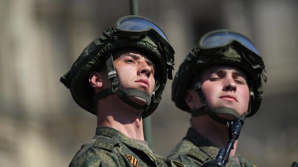 Военнослужащие на генеральной репетиции военного парада на Красной площади
