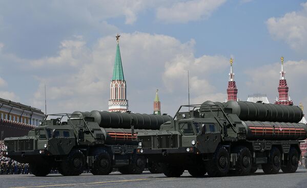 Транспортно-пусковые установки зенитного ракетного комплекса С-400 Триумф на генеральной репетиции военного парада на Красной площади