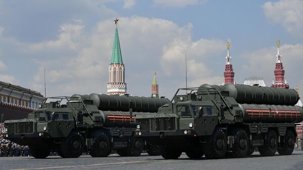 Транспортно-пусковые установки зенитного ракетного комплекса С-400 Триумф на генеральной репетиции военного парада на Красной площади