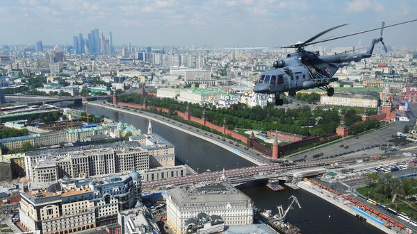 Многоцелевой вертолет Ми-8 над Москвой во время генеральной репетиции военного парада
