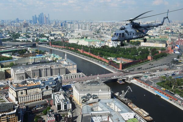 Многоцелевой вертолет Ми-8 над Москвой во время генеральной репетиции военного парада