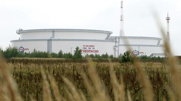 Емкости для хранения нефти нефтепровода Дружба неподалеку от города Мозырь Гомельской области