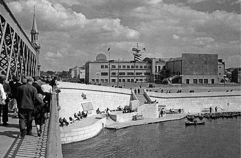 Историческое здание администрации московского Парка Горького Историческое здание администрации московского Парка Горького