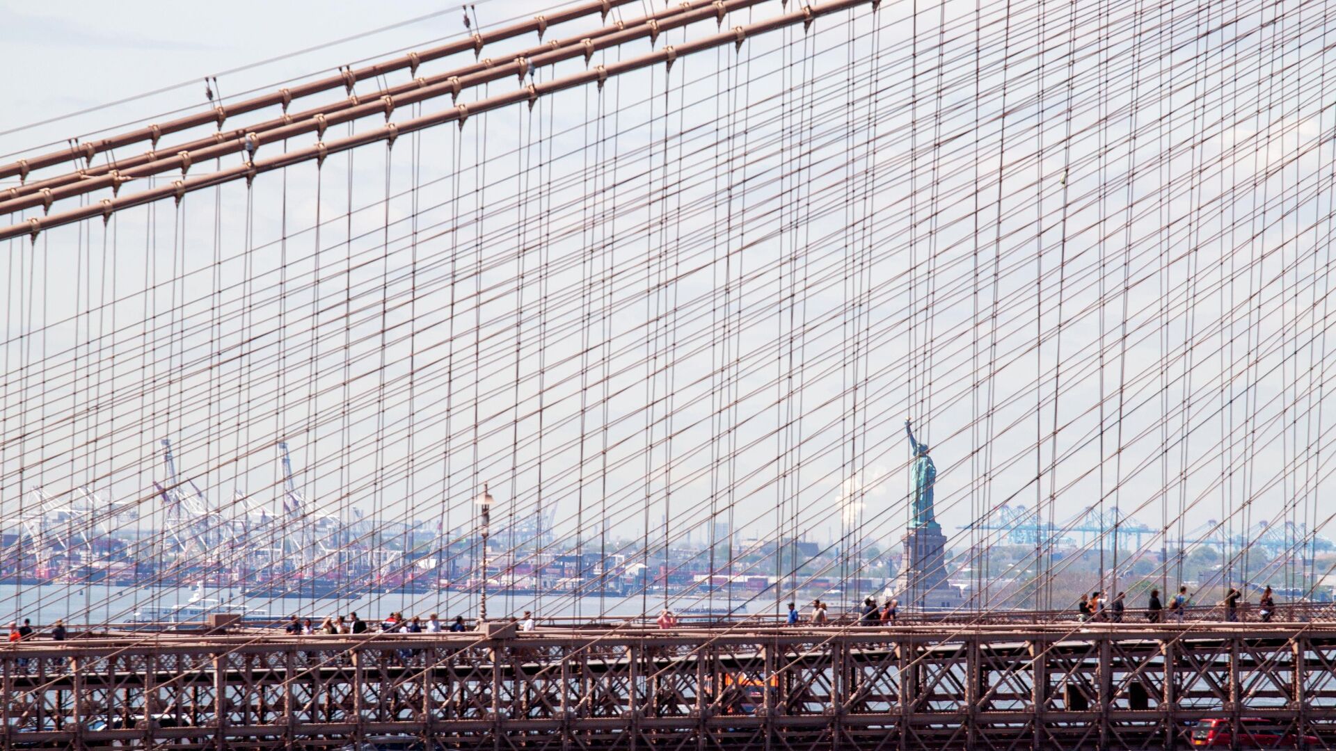 Вид на Стасую Свободы сквозь Бруклинский мост в Нью-Йорке - РИА Новости, 1920, 04.05.2022