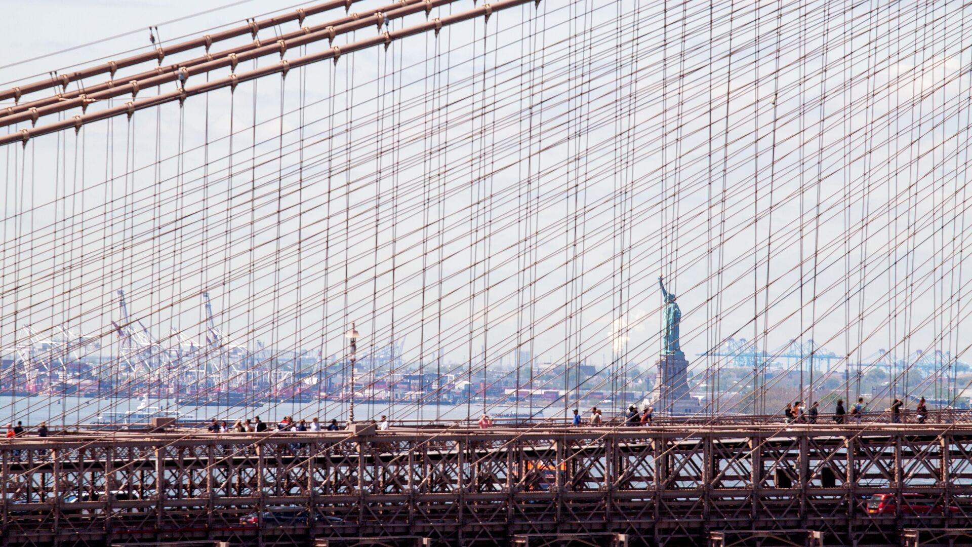 Вид на Стасую Свободы сквозь Бруклинский мост в Нью-Йорке - РИА Новости, 1920, 04.05.2022