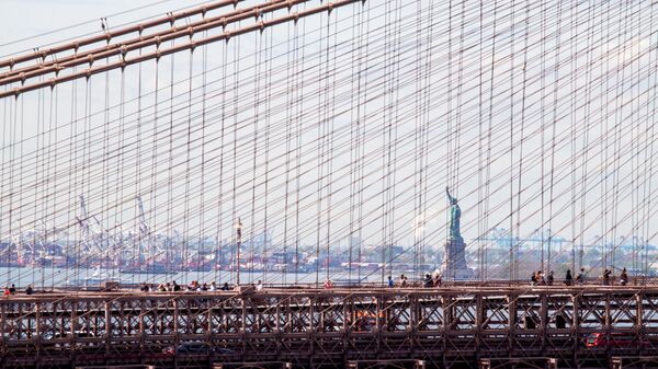 Вид на Стасую Свободы сквозь Бруклинский мост в Нью-Йорке