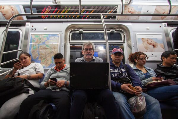 Пассажиры в нью-йоркском метро