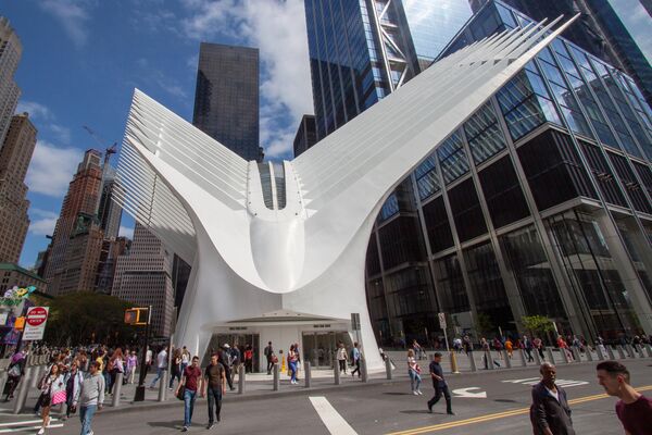 Футуристическая форма Oculus станции метро World Trade Centre (Всемирный торговый центр) в Нью-Йорке