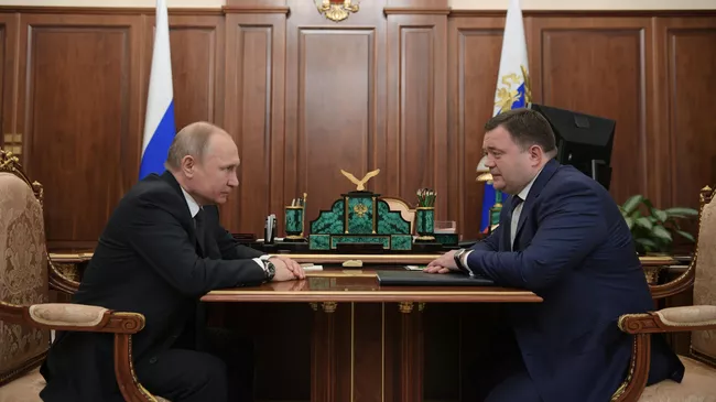 Президент РФ Владимир Путин и председатель ПАО Промсвязьбанк Петр Фрадков 