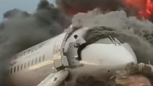 Стоп-кадр видео горящего самолета компании Аэрофлот Sukhoi Superjet-100 в Шереметьево